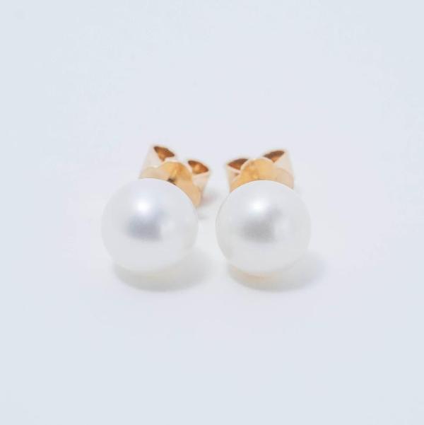 Jewelmak's 14k White 7mm Freshwater Pearl Stud Earrings embody timeless elegance with their exquisite design, featuring gold backings that capture the essence of the Goddess Jewelry collection.